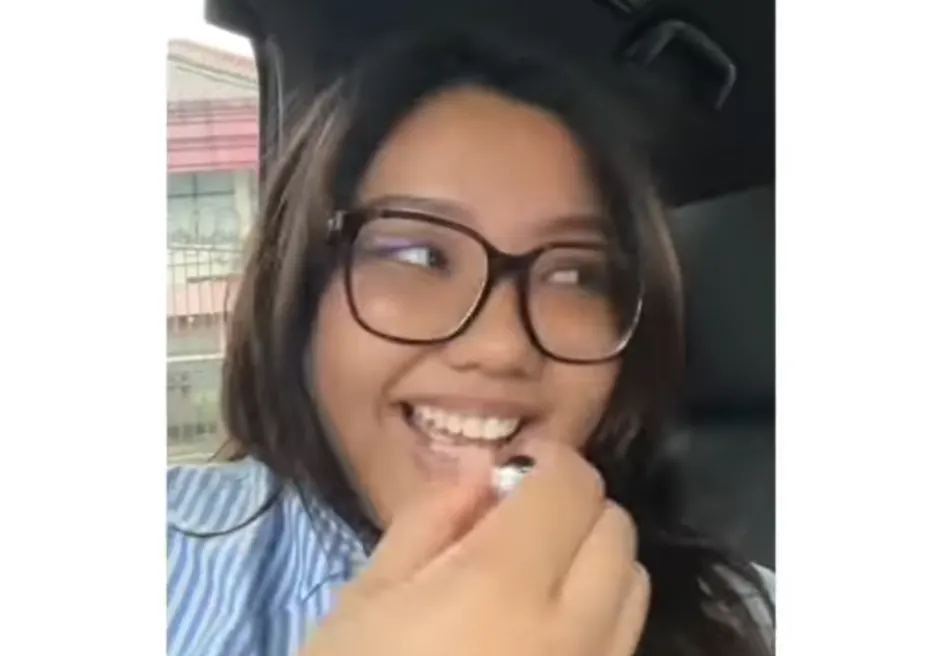 Terdapat video Trisha Eungelica saat sedang berada di dalam mobil nampak tersenyum dan sesekali merias bibirnya dengan lipstik.