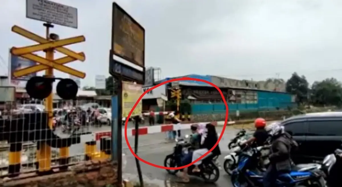 Viral emak-emak terobos palang rel kereta api di Cikampek