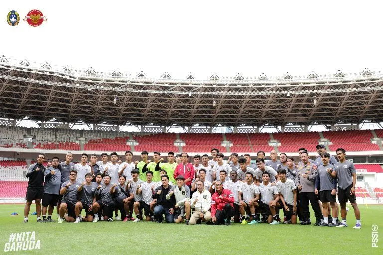 Presiden Jokowi foto bersama pemain dan ofisial timnas Indonesia U-20 di SUGBK