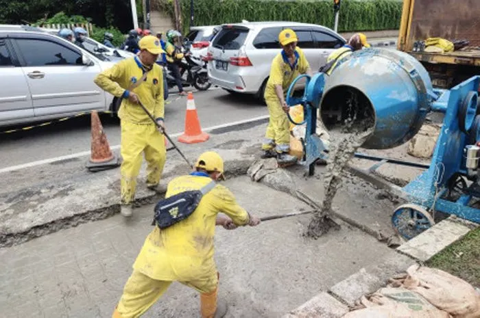 Bina Marga Turunkan 14 Personel Perbaiki Ruas Jalan Arief Rachman Hakim