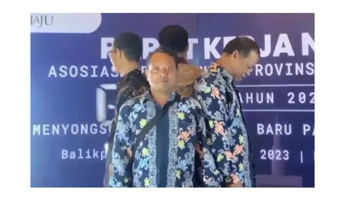 Viral video bapak-bapak mati gaya di depan kamera