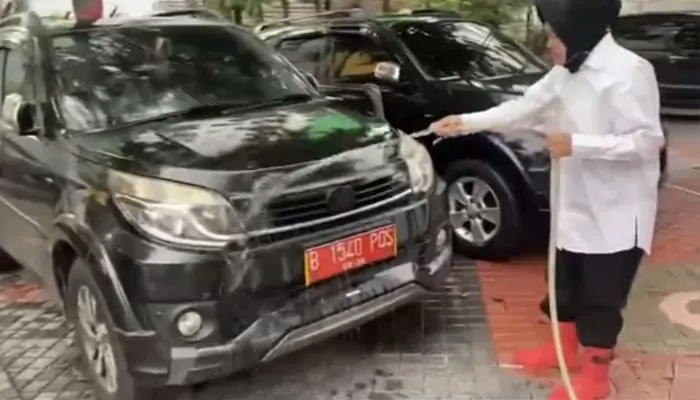 Mensos Tri Rismaharini atau Risma cuci mobil sendiri