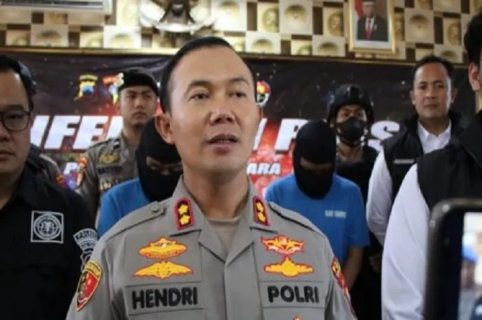 Kapolres Banjarnegara, AKBP Hendri Yulianto saat rilis kasus dukun penggandaan uang di Mapolres Banjarnegara, Senin (3/4/2023).