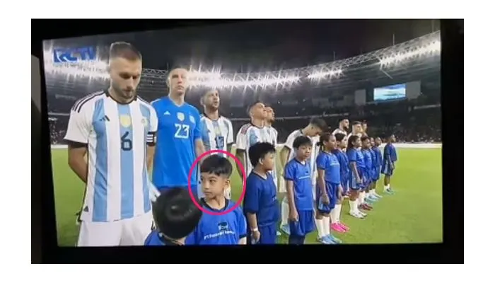 Jan Ethes jadi Player Escort Kiper Argentina Emiliano Martinez