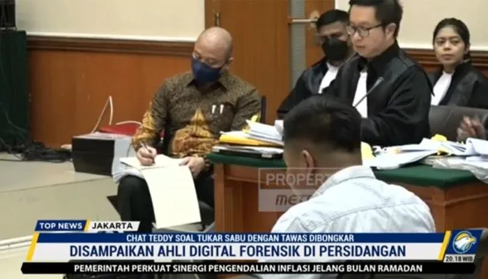 Teddy Minahasa saat sidang kasus narkoba