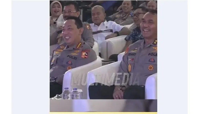 Kapolri Jenderal Listyo Sigit Prabowo (kiri)