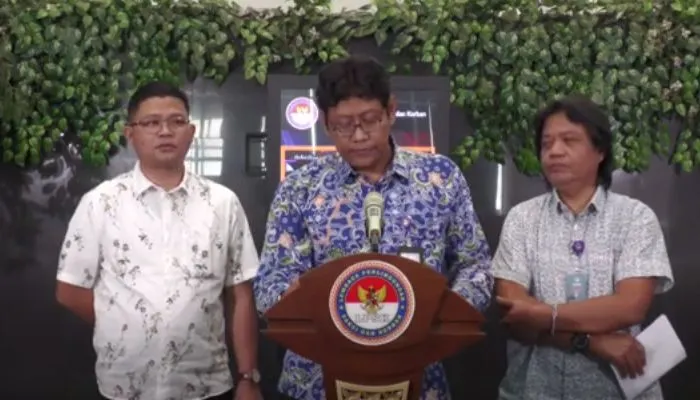 Tenaga Ahli LPSK Syahrial, mengenakan batik biru motif