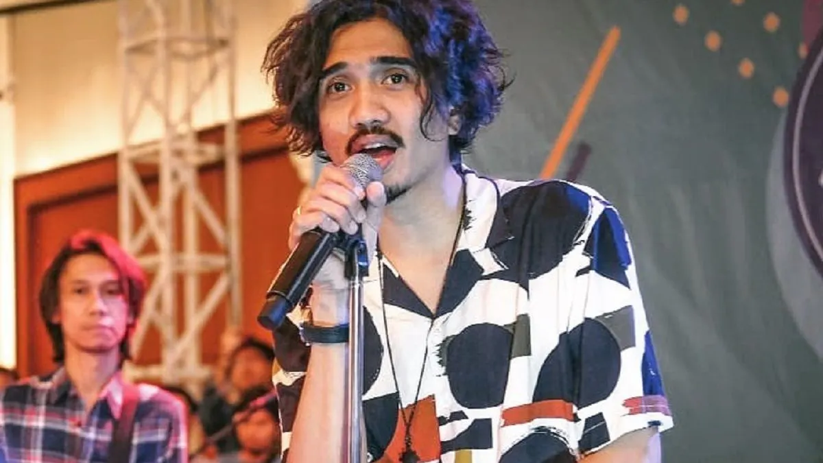 Vokalis Sheila On 7, yakni Duta menyapa para penonton dan seolah menyindir The 1975 yang batal tampil.