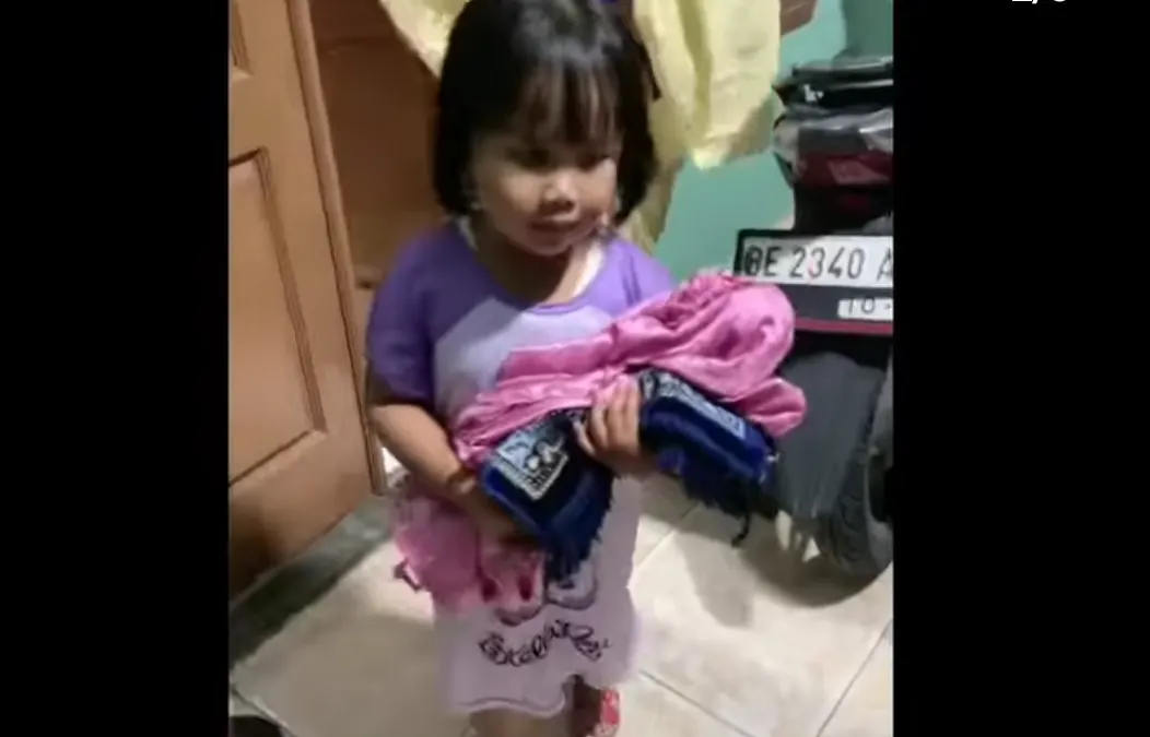 Viral seorang bocah non-Muslim bernama Sheril, meminta izin untuk ikut salat Tarawih yang merupakan seorang Muslim.
