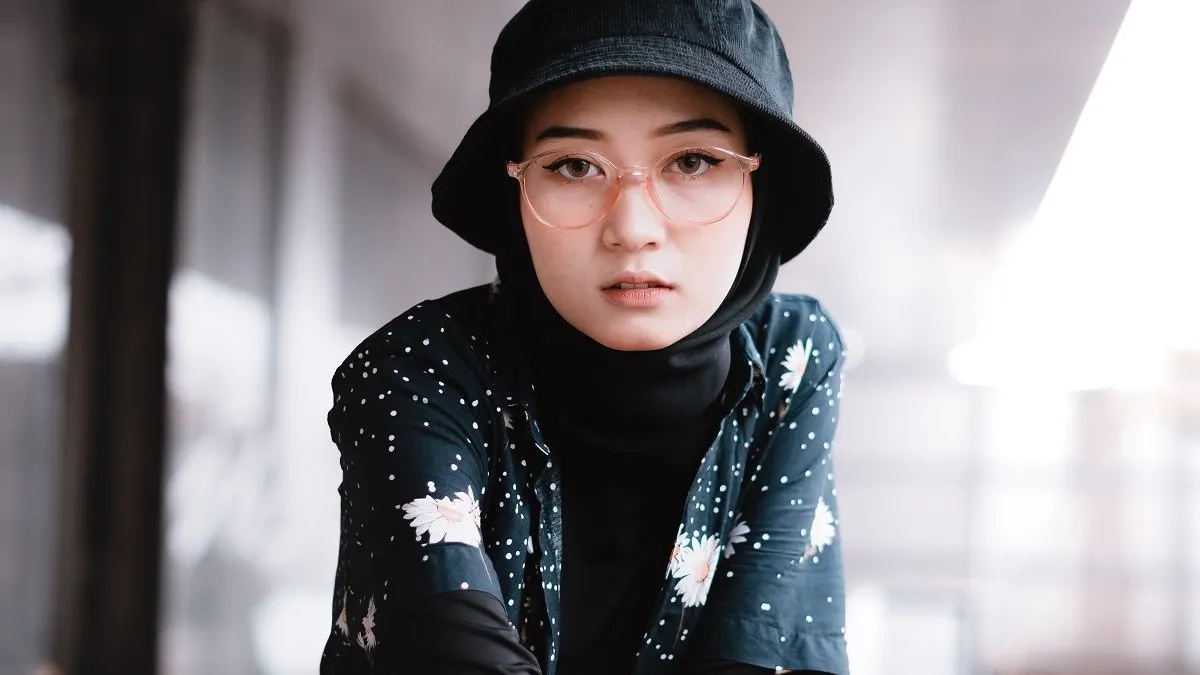 Wanita dengan tinggi badan yang cenderung pendek sering kali merasa kesulitan dalam menemukan gaya berpakaian yang sesuai.