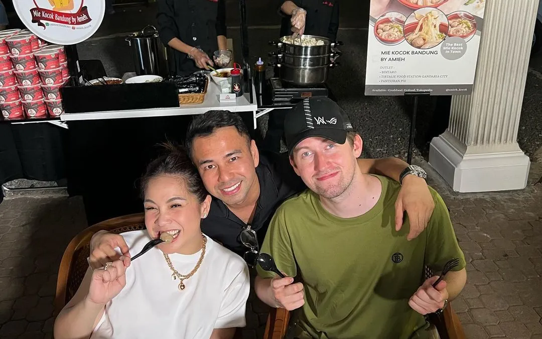 Raffi Ahmad dan Nagita Slavina bersama dengan Alan Walker 