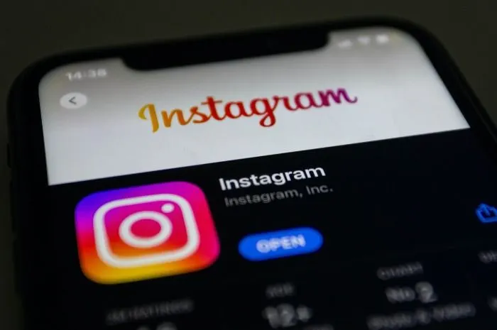 Ilustrasi cara membeli centang biru Instagram.