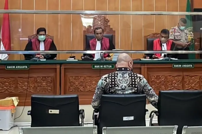 Perwira tinggi Polri Irjen Pol Teddy Minahasa dikuliti habis oleh anak buahnya AKBP Dody Prawiranegara di kasus narkotika jenis sabu.