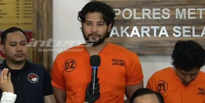 Ammar Zoni saat konferensi pers kasus narkoba yang menjeratnya