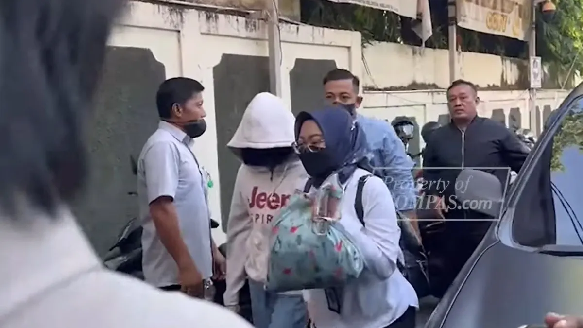 AG Gunakan Hoodie Putih
