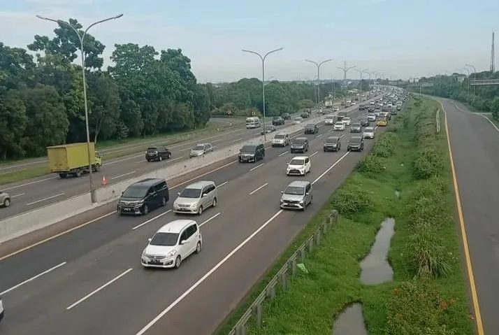 Ilustrasi. Tol Cikampek Utama yang berada di Karawang, Jawa Barat mulai menunjukkan peningkatan jumlah kendaraan yang tinggalkan Jakarta.