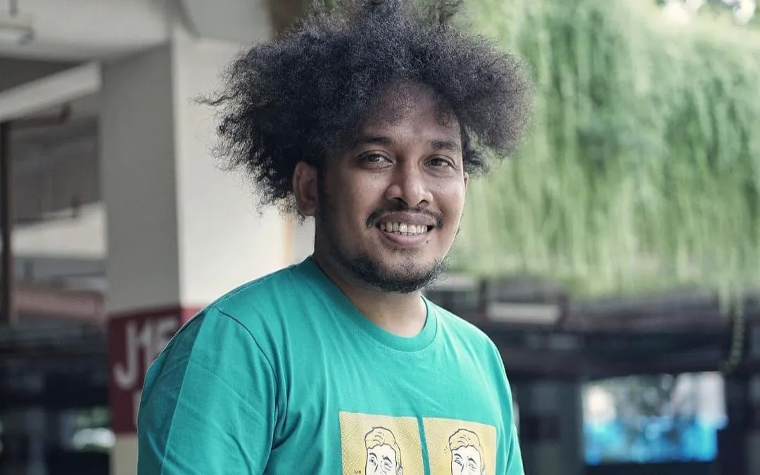 Menurut Abdur Arsyad, Ernest Prakasa, meskipun dikenal sebagai salah satu komika terkenal, namun aktingnya di beberapa film terkesan gagal.