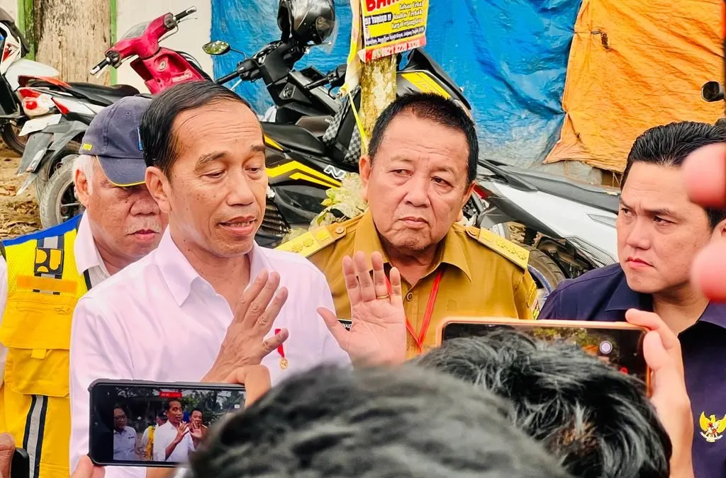 Presiden Jokowi Saat Meninjau Sejumlah Ruas Jalan Rusak di Provinsi Lampung, pada Jumat (5/5/2023), Tampak Gubernur Lampung Berada di Belakangnya