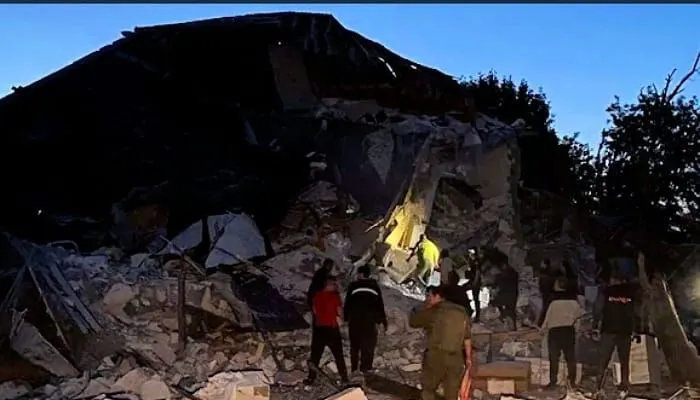 Sebuah rumah di Kota Dnipro, Ukraina tengah hancur terkena rudal.