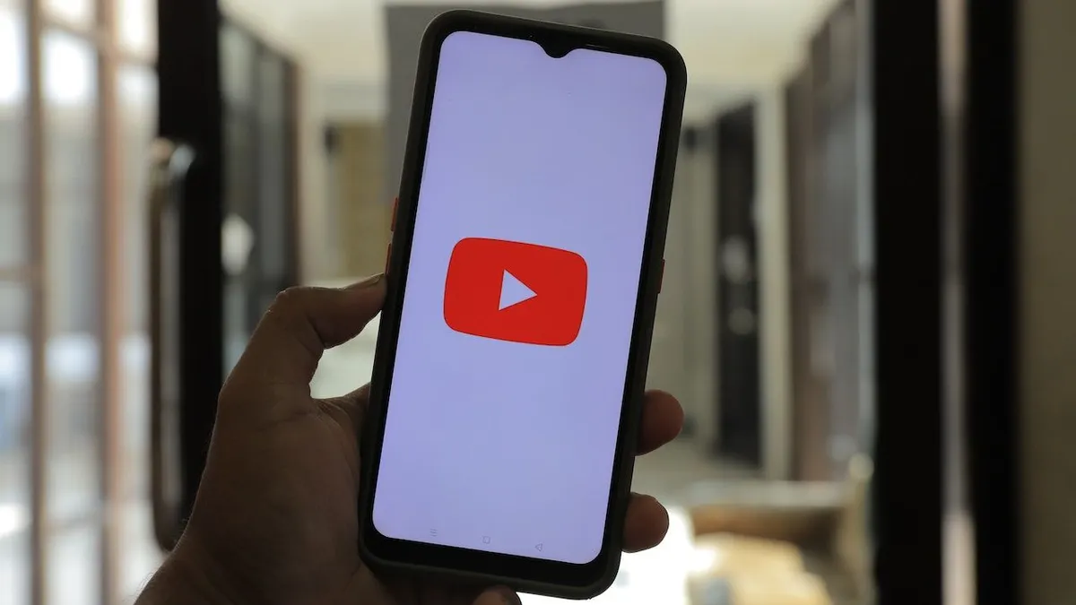 Ilustrasi syarat yang harus kamu perhatikan jika ingin dibayar oleh YouTube untuk video pendekmu.