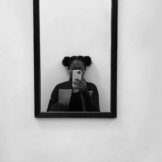 Ilustrasi wanita pamer selfie viral
