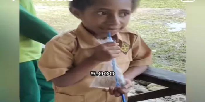 Viral Bocah Papua Membeli Air Putih yang Sangat Mahal di Papua