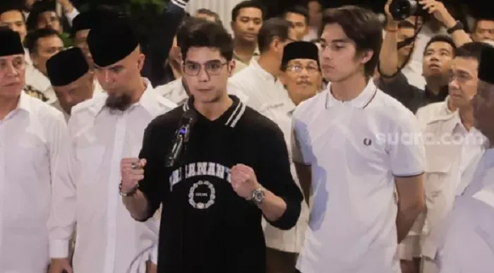 Disampaikan secara langsung oleh Prabowo Subianto, Al Ghazali dan El Rumi menjadi kader dari Partai Gerindra.