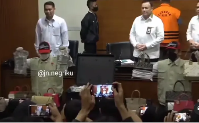 Ketua KPK mengumumkan penahanan atas Rafel Tri Sambodo dalam perkara penerimaan gratifikasi sebesar 90.000 dolar AS, Senin 3 April 2023.
