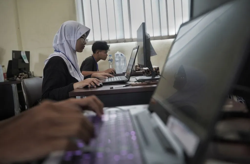 Ilustrasi Siswa SMA dan SMK. Jika kamu adalah anak IPS jangan galau dan bingung lagi, berikut ini adalah 5 jurusan IPS yang paling banyak diminati dan punya prospek.