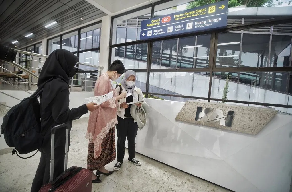 Penumpang jalani perawatan kecantikan di Stasiun Kereta Api Daop II Bandung, Jalan Kebon Kawung, Bandung, Jumat 21 April 2023. 