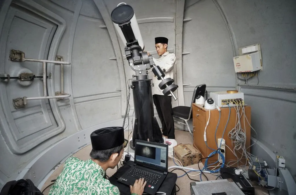 Petugas dari Fakultas Syariah Unisba bersama BMKG memantau hilal di Observatorium Albiruni Unisba.