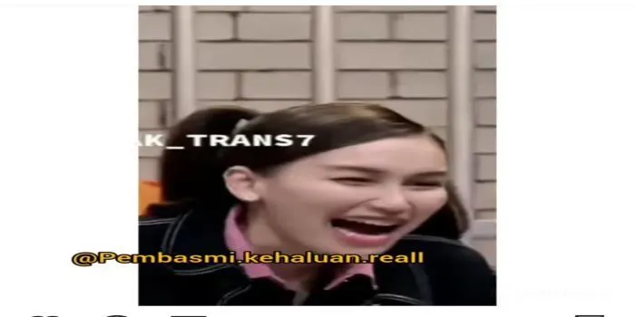 Ayu Ting Ting dalam sebuah acara di televisi