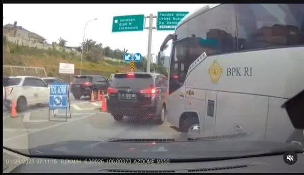 Bus BPK RI menerobos antrean tol Desari