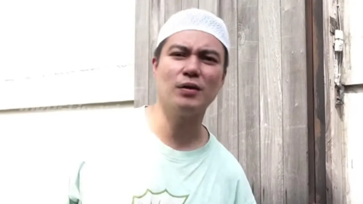 Baim Wong sudah berada di dalam pesawat yang siap mengantarkannya ke tanah suci, namun sayangnya ia malah batal naik haji.