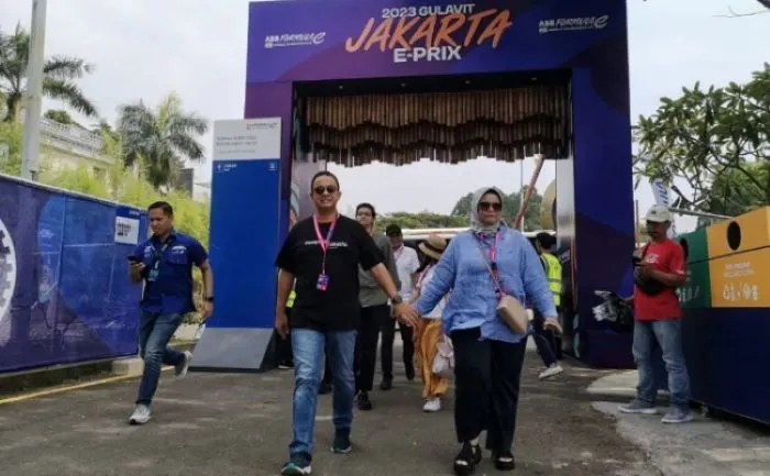Anies Baswedan  dan istrinya Fery Farhati