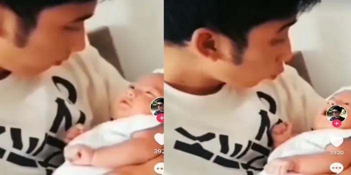 Alshad Ahmad Tampak Menggendong Seorang Bayi yang Menggemaskan