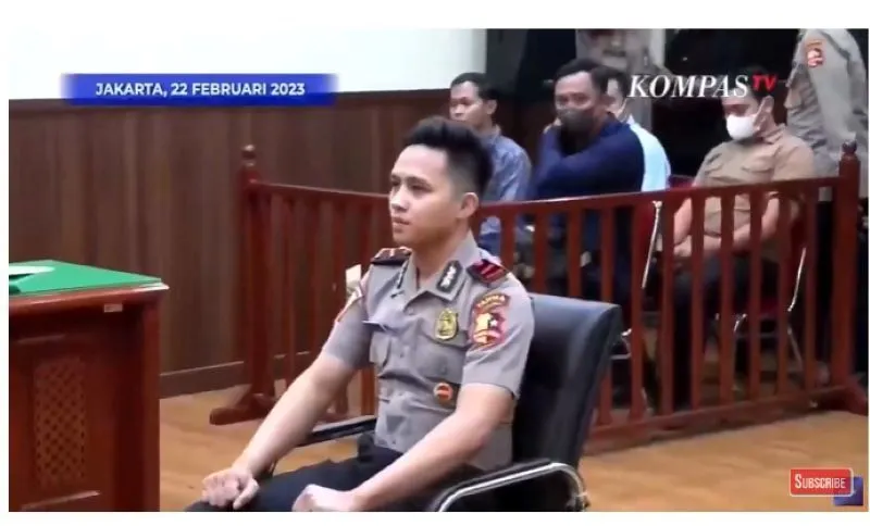 Bharada E menggunakan seragam lengkap Polri siap menjalani sidang kode etik