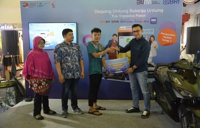 BRI menyelenggarakan Program Dagang Untung Belanja Untung (DUBU) khusus untuk pedagang dan pengunjung Pasar Tanah Abang Blok B.