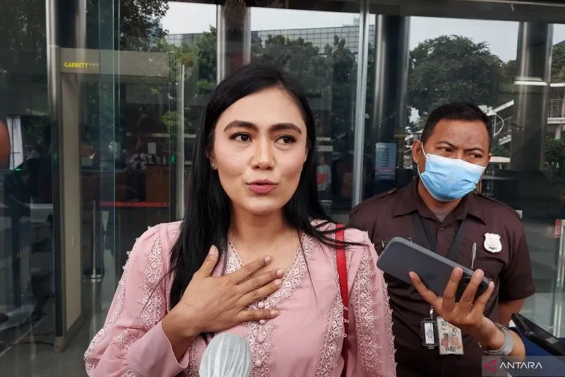 Presenter Brigita Purnawati Manohara memenuhi panggilan Komisi Pemberantasan Korupsi (KPK) untuk diperiksa sebagai saksi terkait dengan dugaan tindak pidana pencucian uang untuk tersangka Bupati Mamberamo Tengah nonaktif Ricky Ham Pagawak, Senin (5/6/2023). ANTARA/Fianda Sjofjan Rassat 