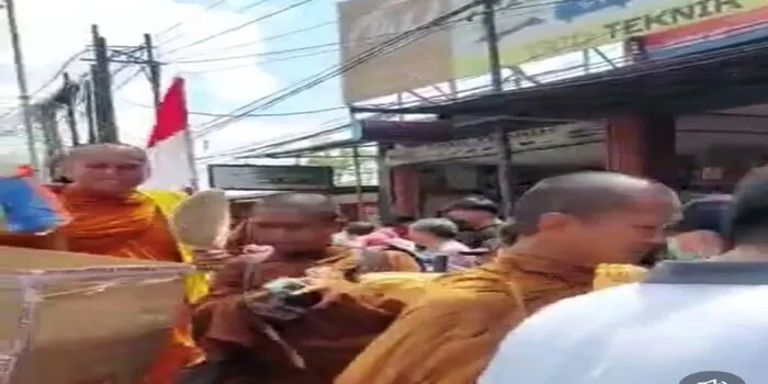 Biksu Jalan Kaki dari Thailand ke Borobudur