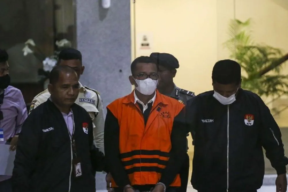Bupati Kepulauan Meranti Muhammad Adil (tengah) menggunakan rompi tahanan usai terjaring Operasi Tangkap Tangan (OTT) di Gedung Merah Putih KPK, Jakarta, Jumat, 7 April 2023. /Antara Foto/Rivan Awal Lingga
