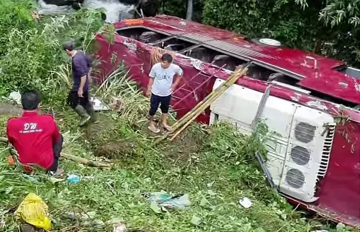 Kecelakaan bus Duta Wisata masuk jurang di kawasan wisata Guci Tegal mengakibatkan satu orang korban meninggal dunia