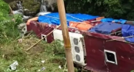 Kecelakaan bus masuk jurang di Guci, Tegal