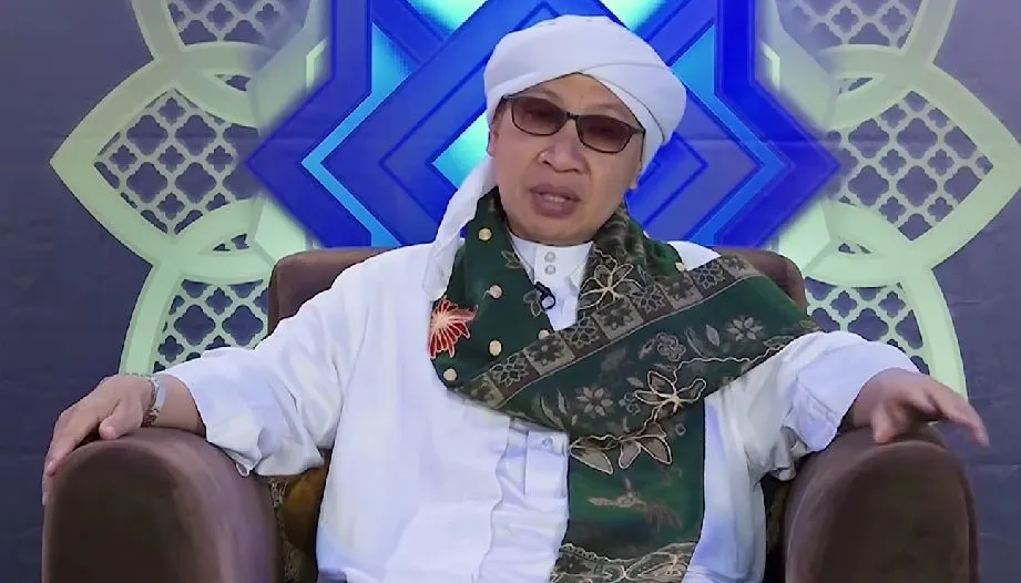 Pendakwah Buya Yahya mengatakan bahwa apabila seseorang mengalami mimpi basah, maka puasanya tidak batal.