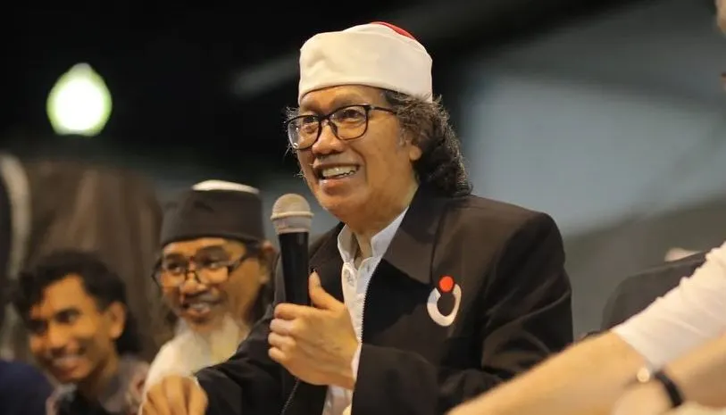 Dikabarkan Cak Nun harus mendapatkan perawatan di rumah sakit karena mengalami pendarahan otak hingga tak sadarkan diri.