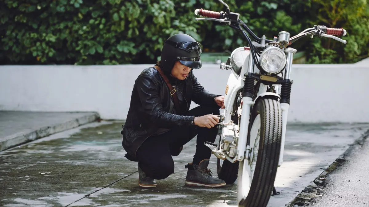 Ilustrasi cara menjaga cat motor tetap tidak pudar dan tetap kinclong. 
