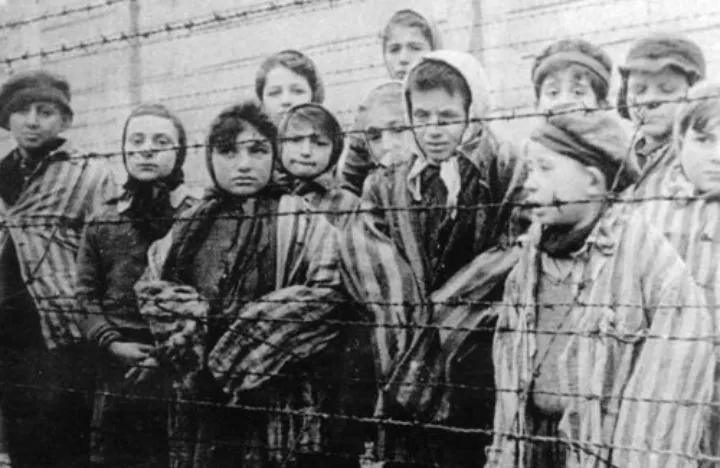 Tahanan Auschwitz - Ilustrasi 7 Daftar Kekejaman NAZI Jerman Selama Perang Dunia 2, dari Kamp Konsentrasi hingga Pembakaran Buku (Creative Commons)