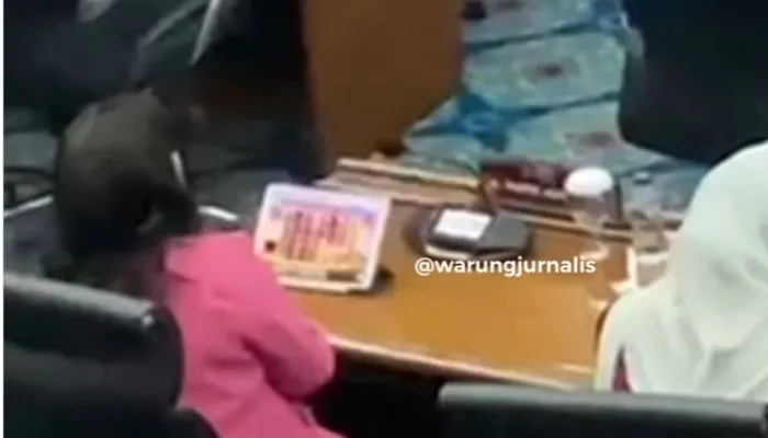 Cinta Mega, Anggota DPRD DKI Jakarta Diduga Bermain Game Slot Saat Rapat