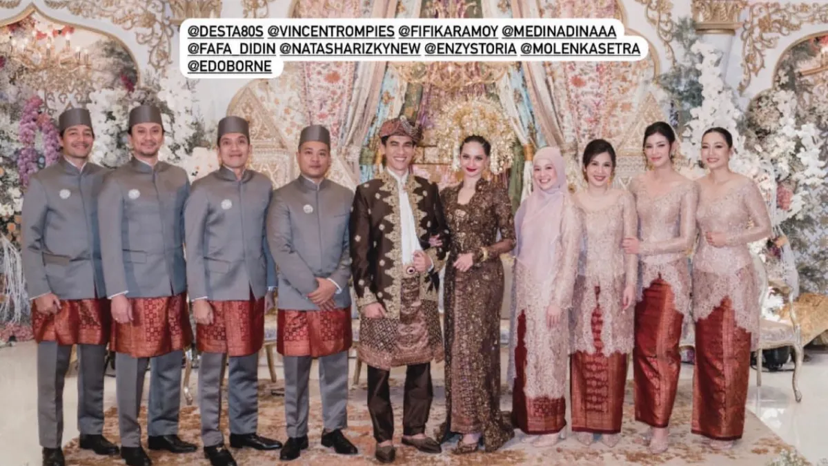 Desta dan Natasha Rizki terlihat kompak mengenakan baju seragam dengan para sahabat yang lain di pernikahan Enzy Storia.