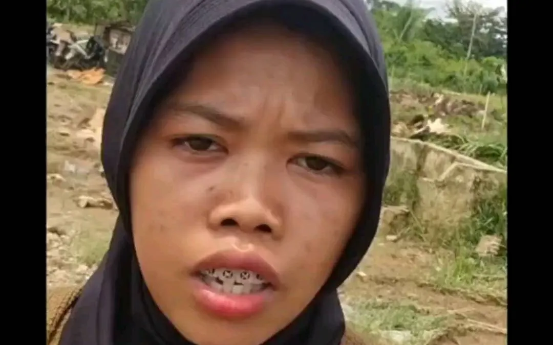Video memperlihatkan wanita memakai hijab berwarna hitam dengan menontonkan aksi candaanya berujung viral.